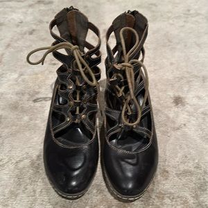 L’ARTISTE spring step black lace up heels